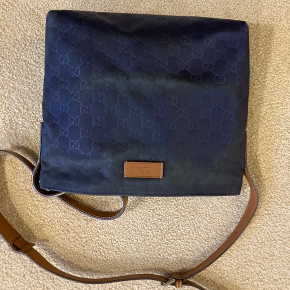 Ladies’ Gucci shoulder bag